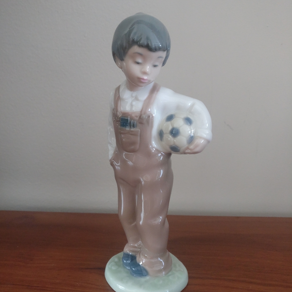 🇨🇦 Vintage Llardo porcelain collectible soccer player figurine
